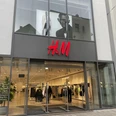 H&M.jpeg Das Bild zeigt den Eingangsbereich des Geschäfts H&M