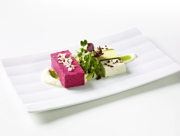 Kirberg Catering_Vorspeise Vorspeise auf einem weißen Teller angerichtetAppetizer served on a white plate