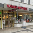 Das Bild zeigt den Eingangsbereich der Marien-Apotheke