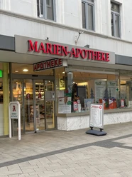 Marien-Apotheke.jpeg Das Bild zeigt den Eingangsbereich der Marien-Apotheke