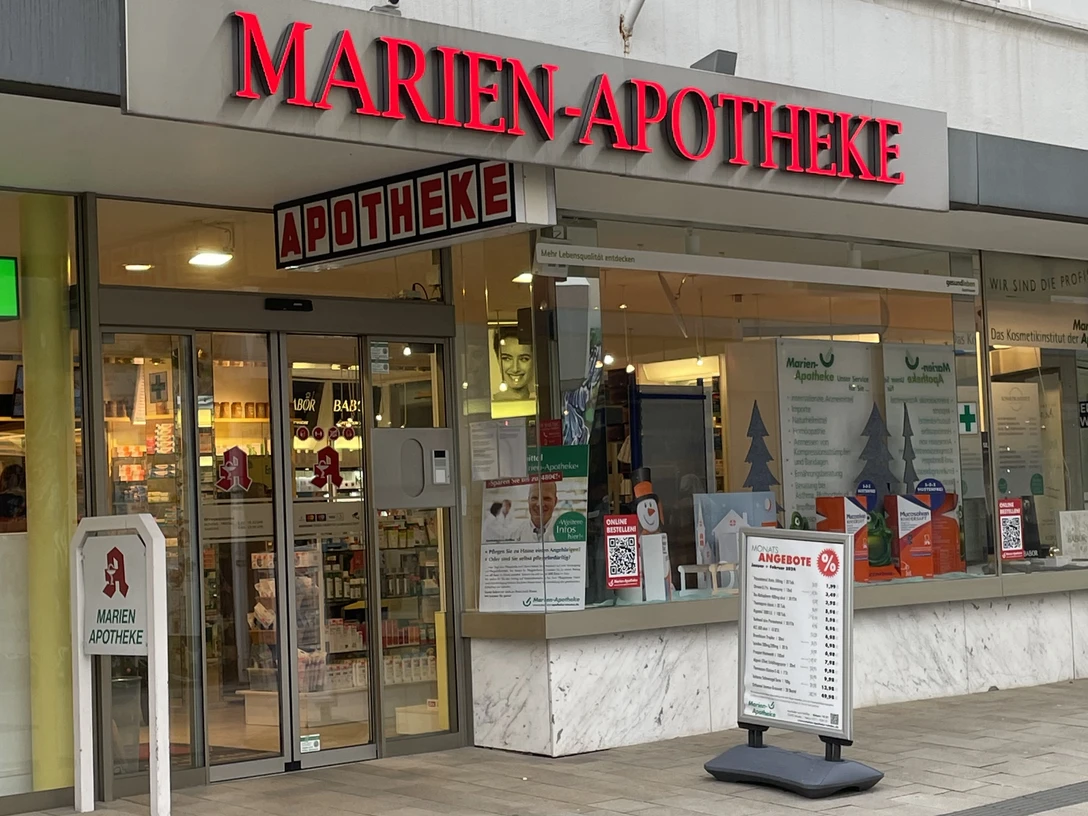 Marien-Apotheke.jpeg Das Bild zeigt den Eingangsbereich der Marien-Apotheke