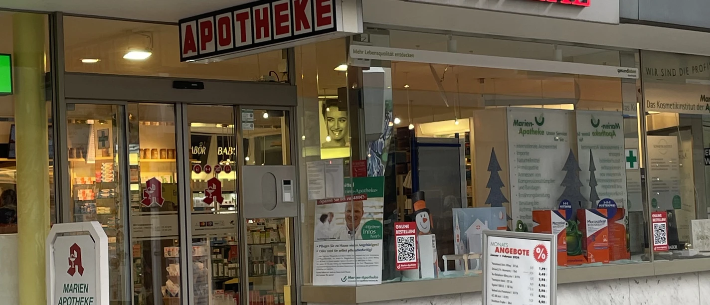 Marien-Apotheke.jpeg Das Bild zeigt den Eingangsbereich der Marien-Apotheke