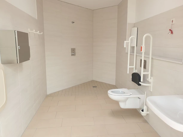 toilette-barrierefrei-werdum.jpg Blick in das barrierefreie Bad mit Dusche, Toilette und Wachbecken