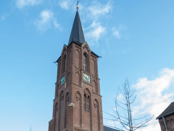 St. Lambertus Turmansicht 2022 Winter Alfter