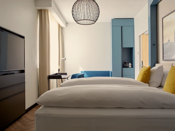 DBA_241_63283.jpg Hotelzimmer mit Doppelbett und moderner Einrichtung im Hotel Mondial am Dom Cologne-MGallery