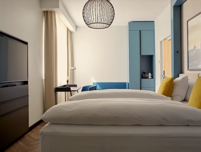 DBA_241_63283.jpg Hotelzimmer mit Doppelbett und moderner Einrichtung im Hotel Mondial am Dom Cologne-MGalleryHotel room with double bed and modern furnishings at the Hotel Mondial am Dom Cologne-MGallery