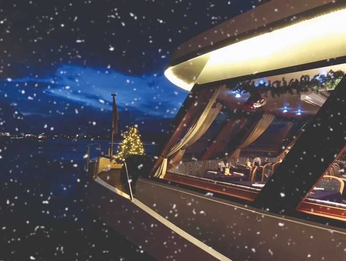 MS RheinCargo Weihnachtsbaum weihnachtlich geschmücktes Eventschiff MS RheinCargo auf dem RheinChristmas decorated event ship MS RheinCargo on the Rhine