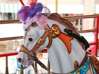 St. Petri-Markt Nahaufnahme eines kunstvoll gestalteten Karussellpferdes mit detailliert verziertem Sattel.