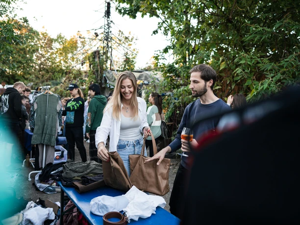 Odonien Menschen stöbern auf einem lebhaften Basar im Freien