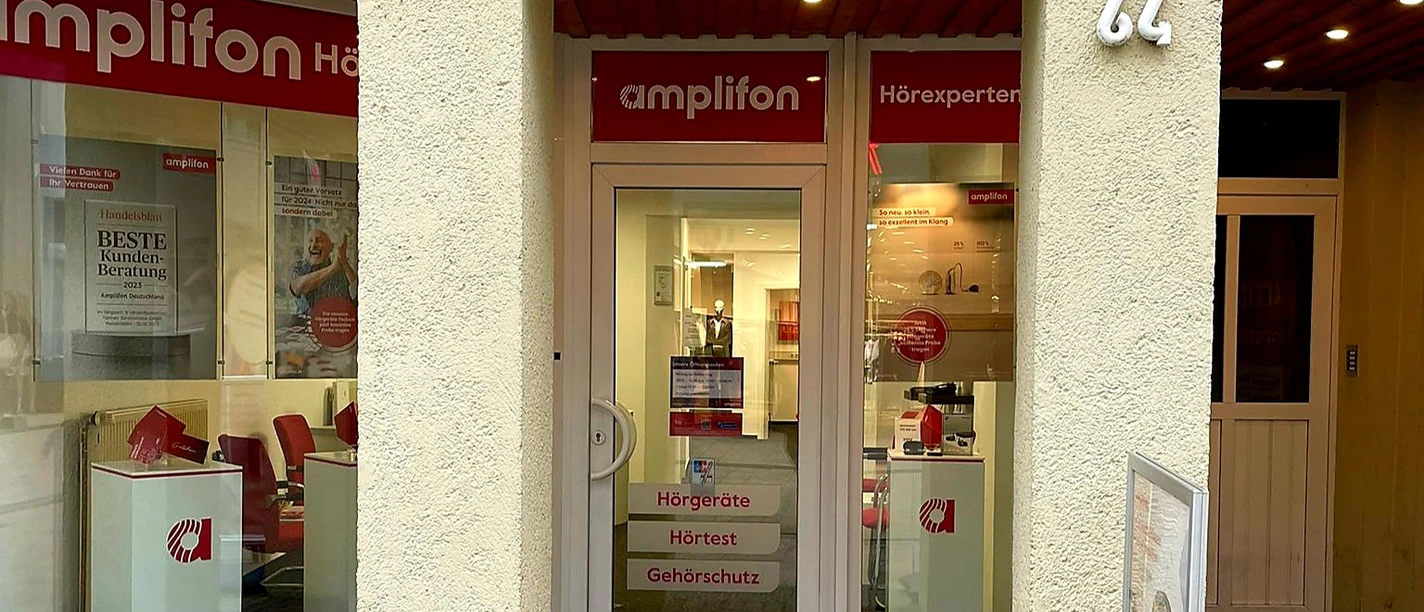 Das Bild zeigt den Eingangsbereich der Firma Amplifon
