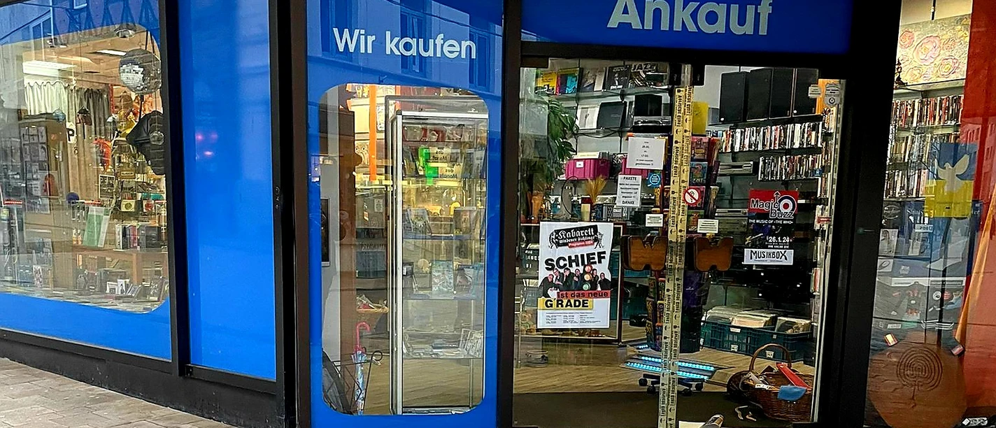 Das Bild zeigt den Eingangsbereich des Geschäftes.