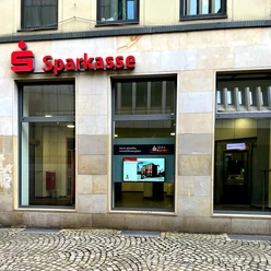 Das Bild zeigt das Gebäude, in dem der SB-Bereich der Filiale ist.