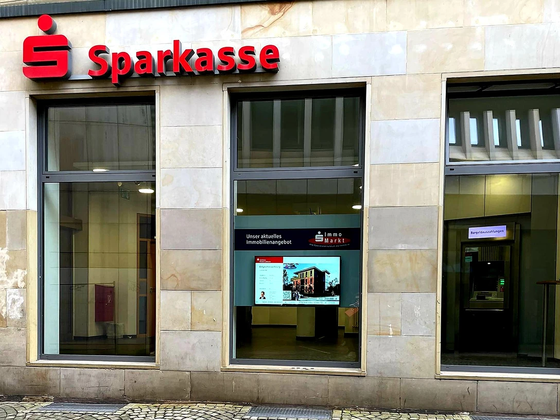 Das Bild zeigt das Gebäude, in dem der SB-Bereich der Filiale ist.