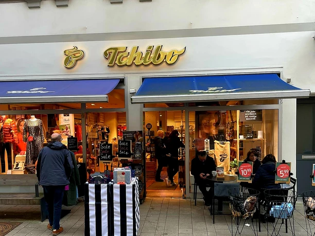 Minden - Tchibo.JPG Das Bild zeigt den Eingangsbereich des Geschäftes und die breite Auswahl.