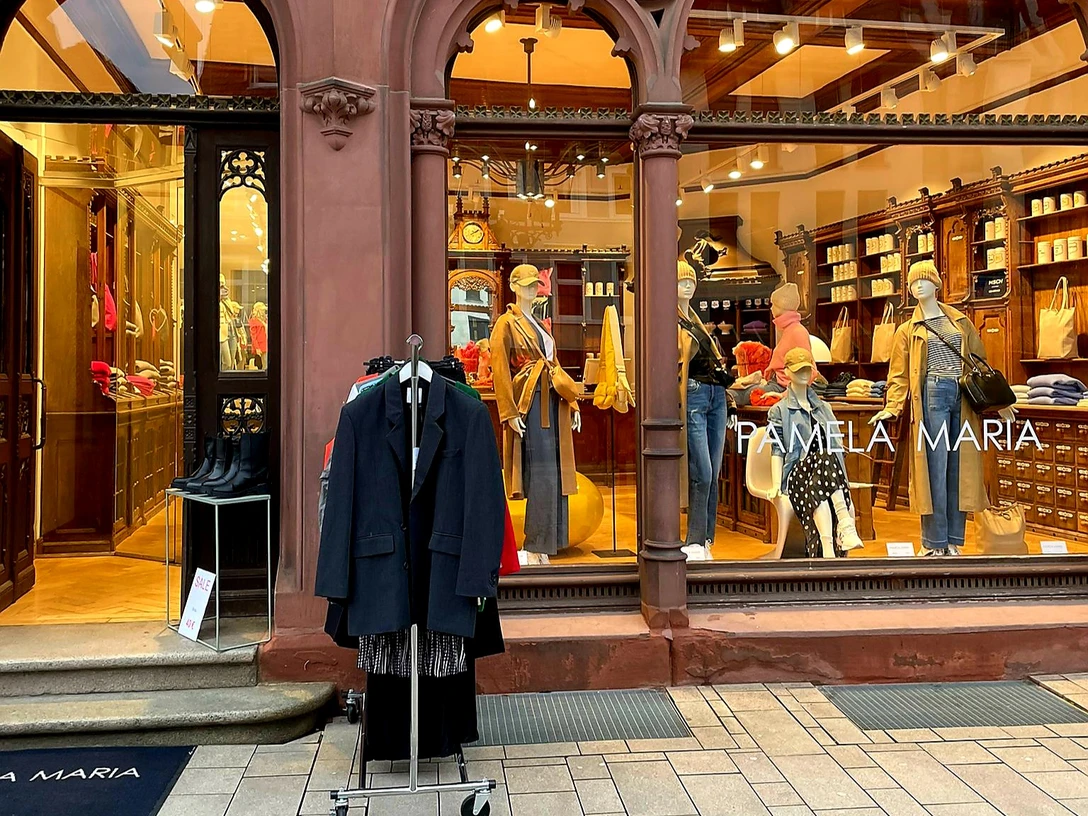 Pamela Maria Minden.jpg Das Bild zeigt den Eingangsbereich des Geschäfts Pamela Maria