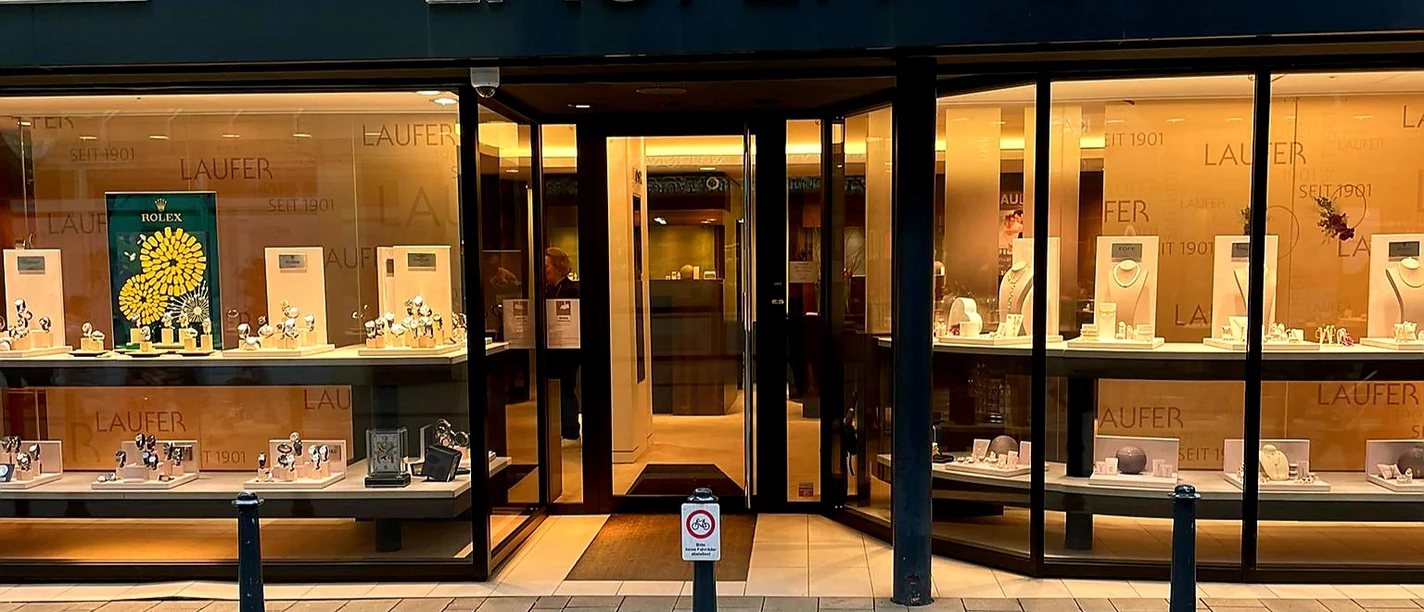 Das Bild zeigt den Eingangsbereich von Juwelier Laufer