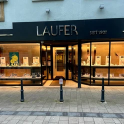 Juwelier Laufer.jpg Das Bild zeigt den Eingangsbereich von Juwelier Laufer