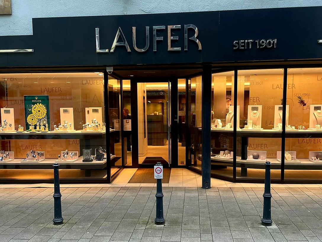 Juwelier Laufer.jpg Das Bild zeigt den Eingangsbereich von Juwelier Laufer