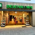Das Bild zeigt den Eingangsbereich des Geschäfts Deichmann