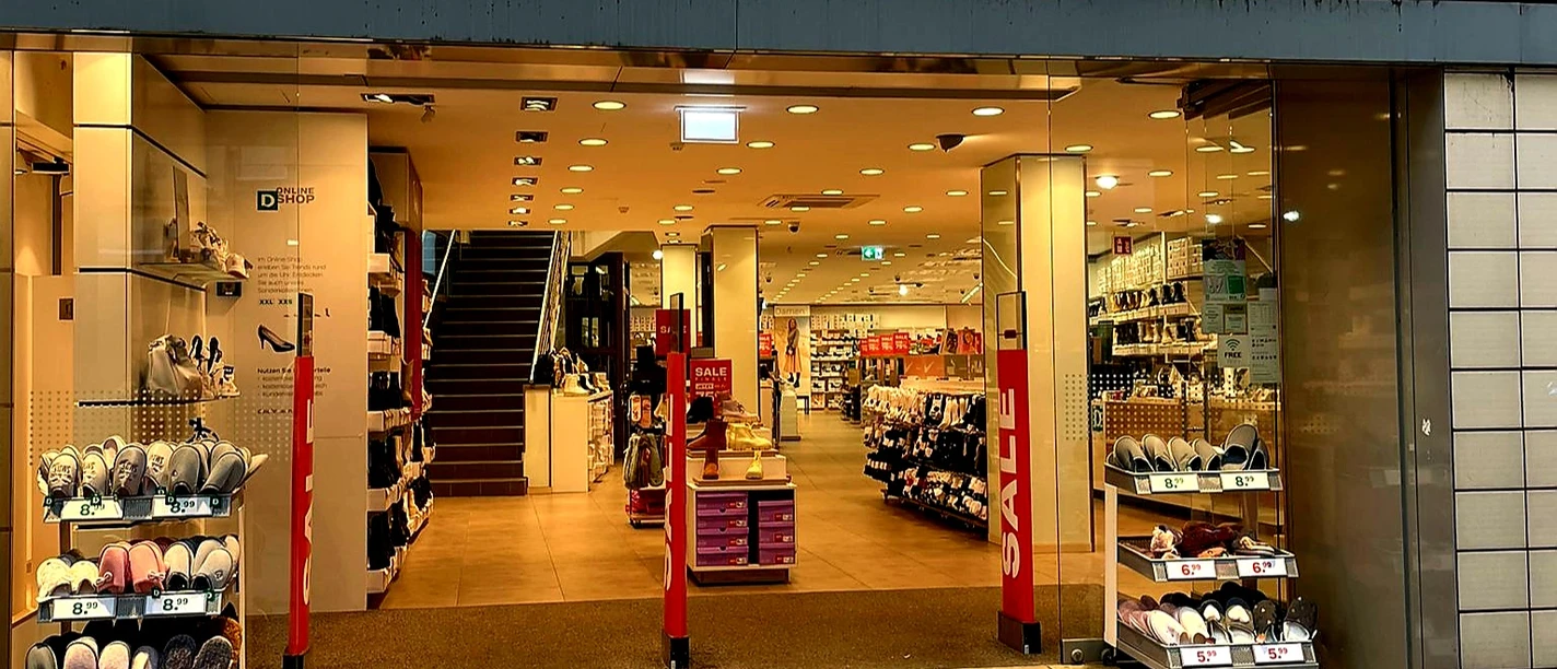 Das Bild zeigt den Eingangsbereich des Geschäfts Deichmann