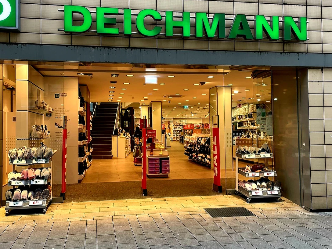 Deichmann.jpg Das Bild zeigt den Eingangsbereich des Geschäfts Deichmann