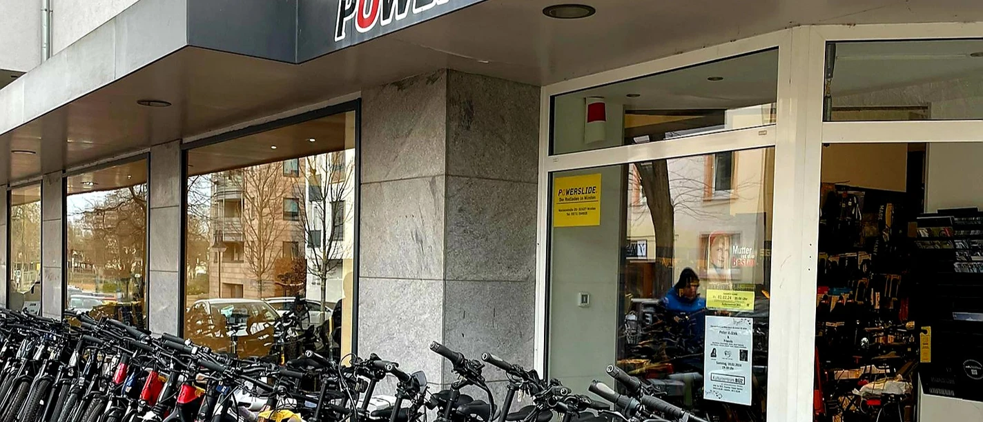 Das Bild zeigt den Eingangsbereich des Geschäftes.