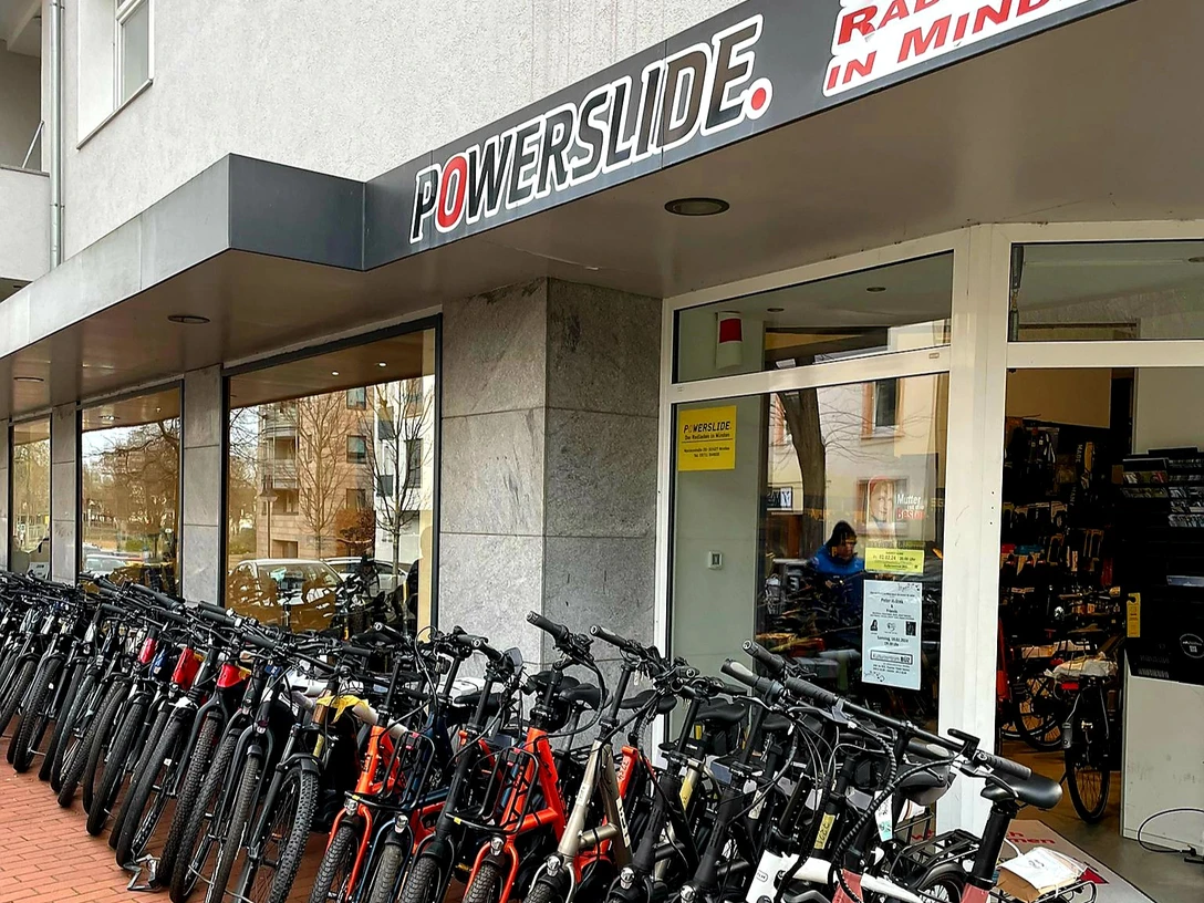 Minden - Powerslide.jpg Das Bild zeigt den Eingangsbereich des Geschäftes.