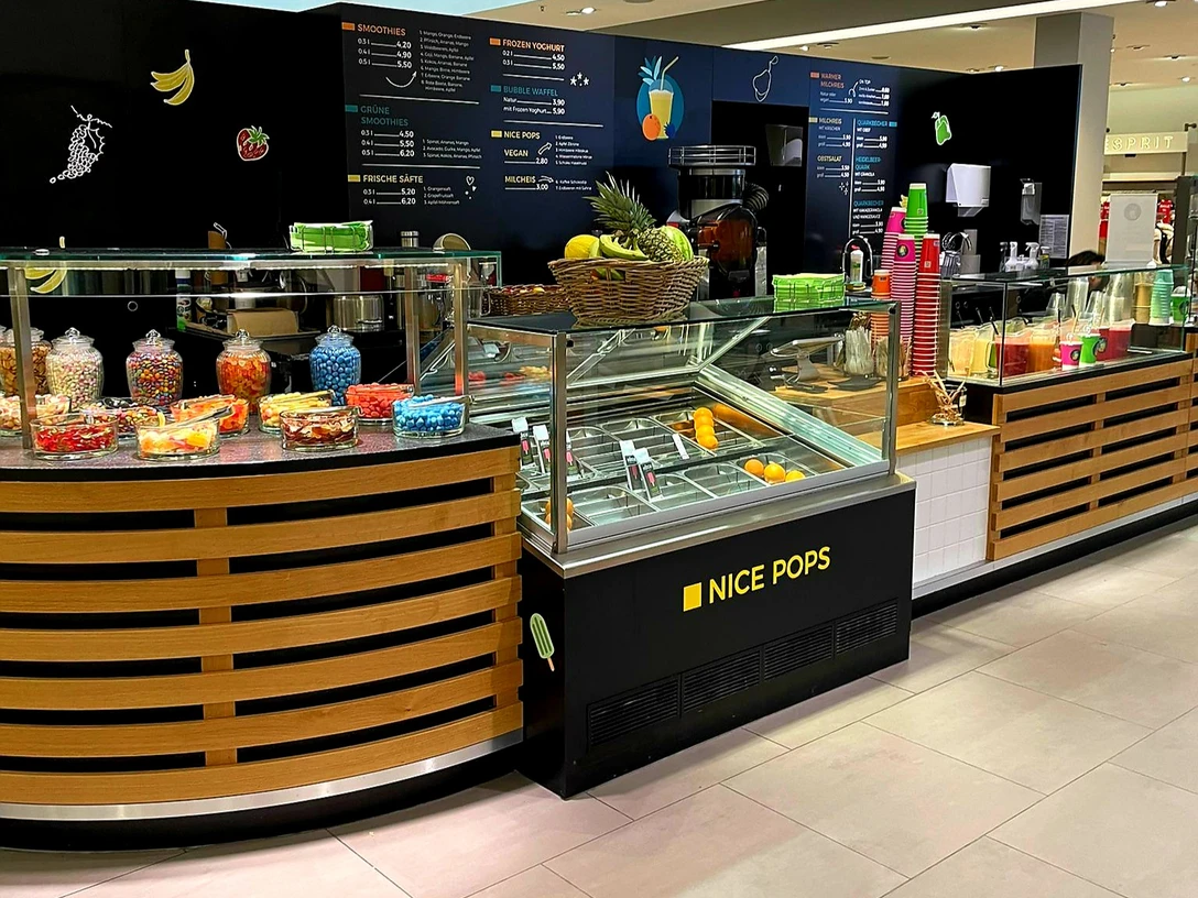 Minden - Frooters.jpg Das Bild zeigt den Bestellbereich und Tresen des Frooters im Kaufhaus Hagemeyer.