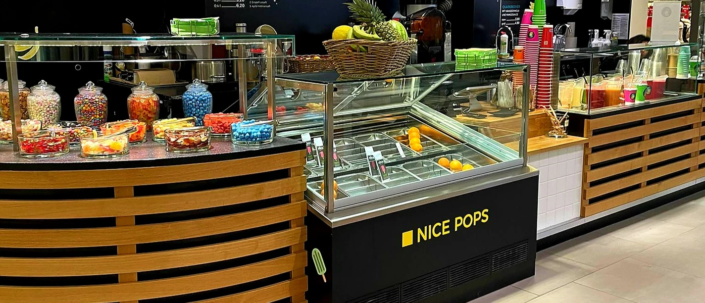 Minden - Frooters.jpg Das Bild zeigt den Bestellbereich und Tresen des Frooters im Kaufhaus Hagemeyer.