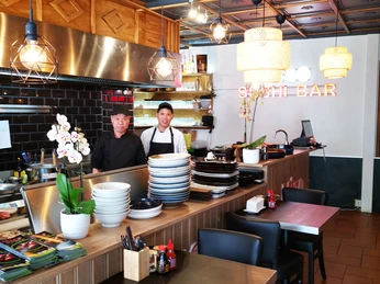 Das Bild zeigt die offene Küche und die Köche.