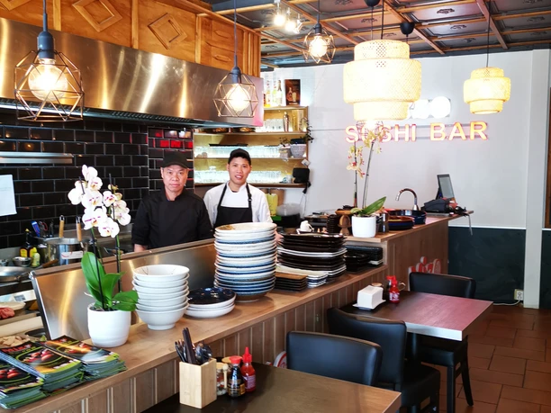 Minden - Mizo2.jpg Das Bild zeigt die offene Küche und die Köche.