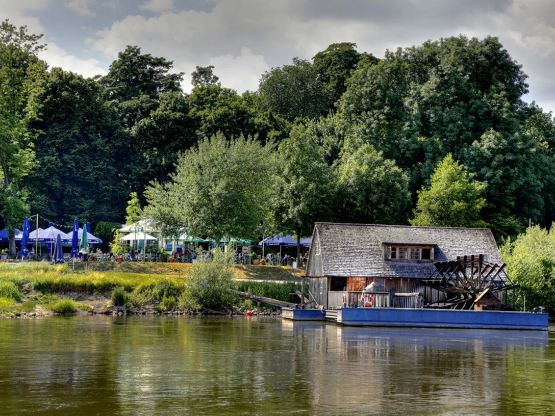 Das Bild zeigt die Schiffmühle Minden. Im Hintergrund ist der Biergarten zu sehen.