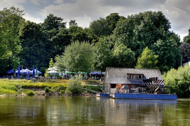 Schiffmühle_Biergarten.jpg Das Bild zeigt die Schiffmühle Minden. Im Hintergrund ist der Biergarten zu sehen.