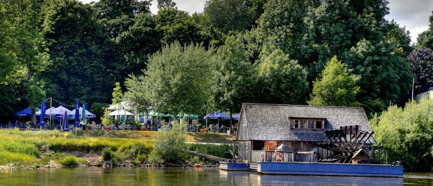 Schiffmühle_Biergarten.jpg Das Bild zeigt die Schiffmühle Minden. Im Hintergrund ist der Biergarten zu sehen.