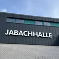 Jabachhalle Jabachhalle in Lohmar: modernes Gebäude mit dunkler Fassade und großen Fenstern unter klarem Himmel.