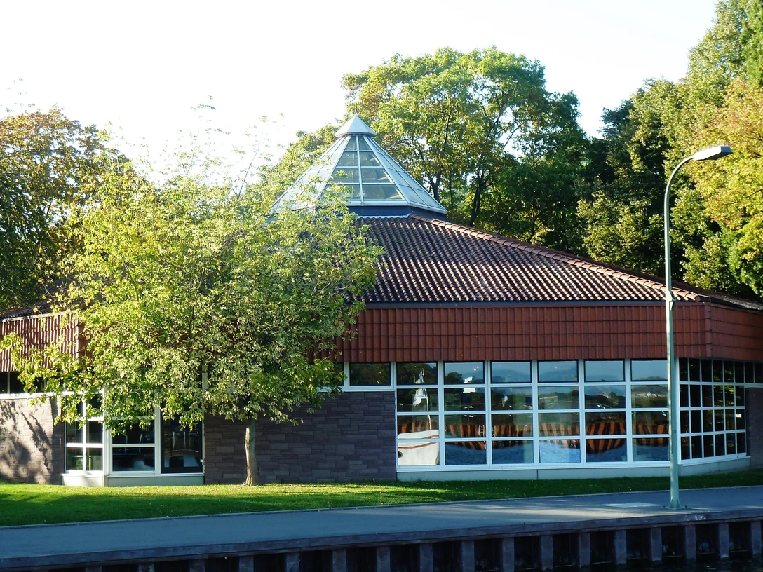 Das Bild zeigt den Ausstellungspavilion Schachtschleuse