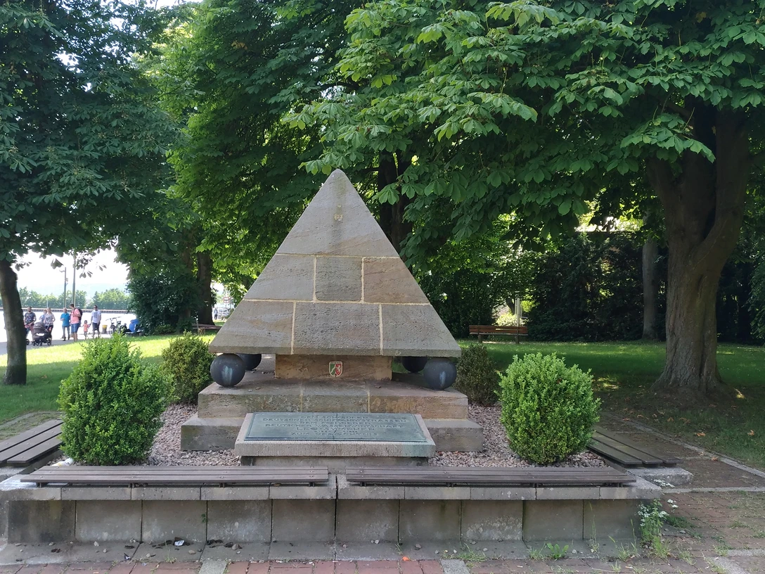 Das Bild zeigt das Sympher-Denkmal.