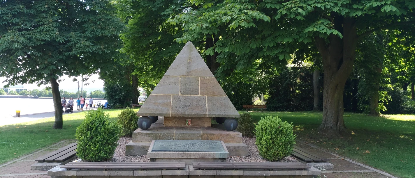Das Bild zeigt das Sympher-Denkmal.