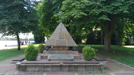 Minden_Sympher-Denkmal.jpg Das Bild zeigt das Sympher-Denkmal.