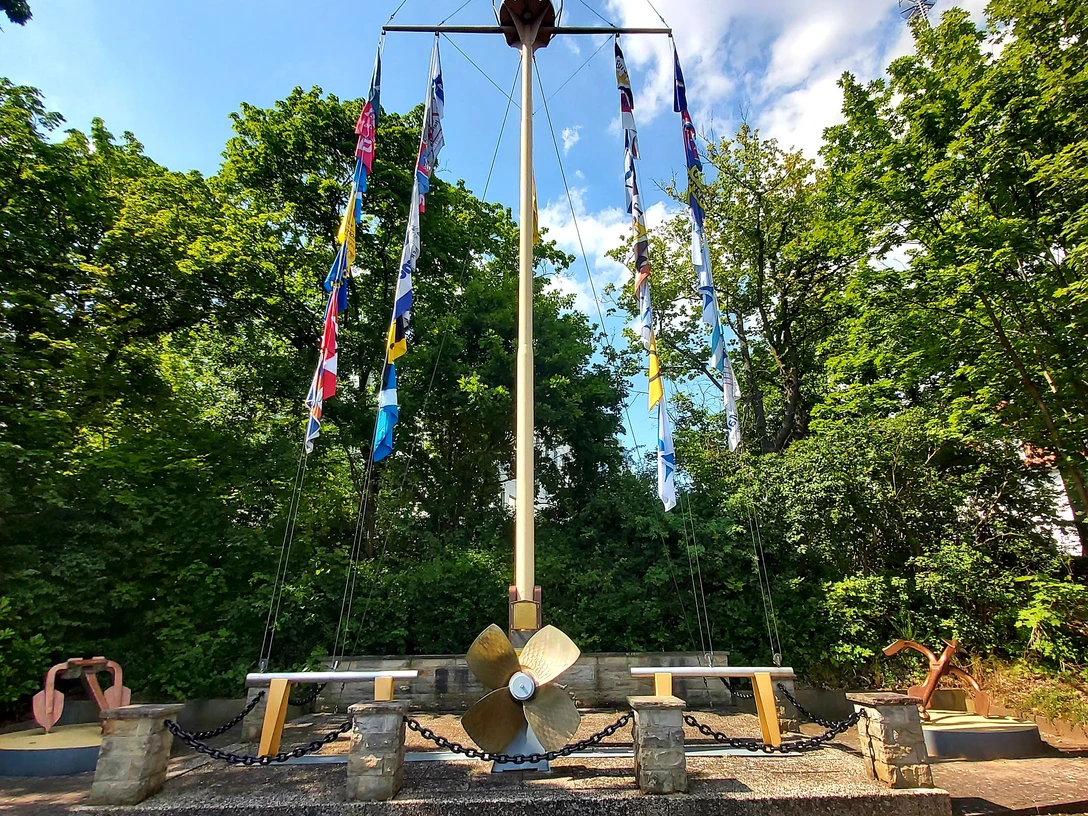 Minden_Schiffermast Hol fast.jpg Das Bild zeigt den Schiffermast Hol fast.