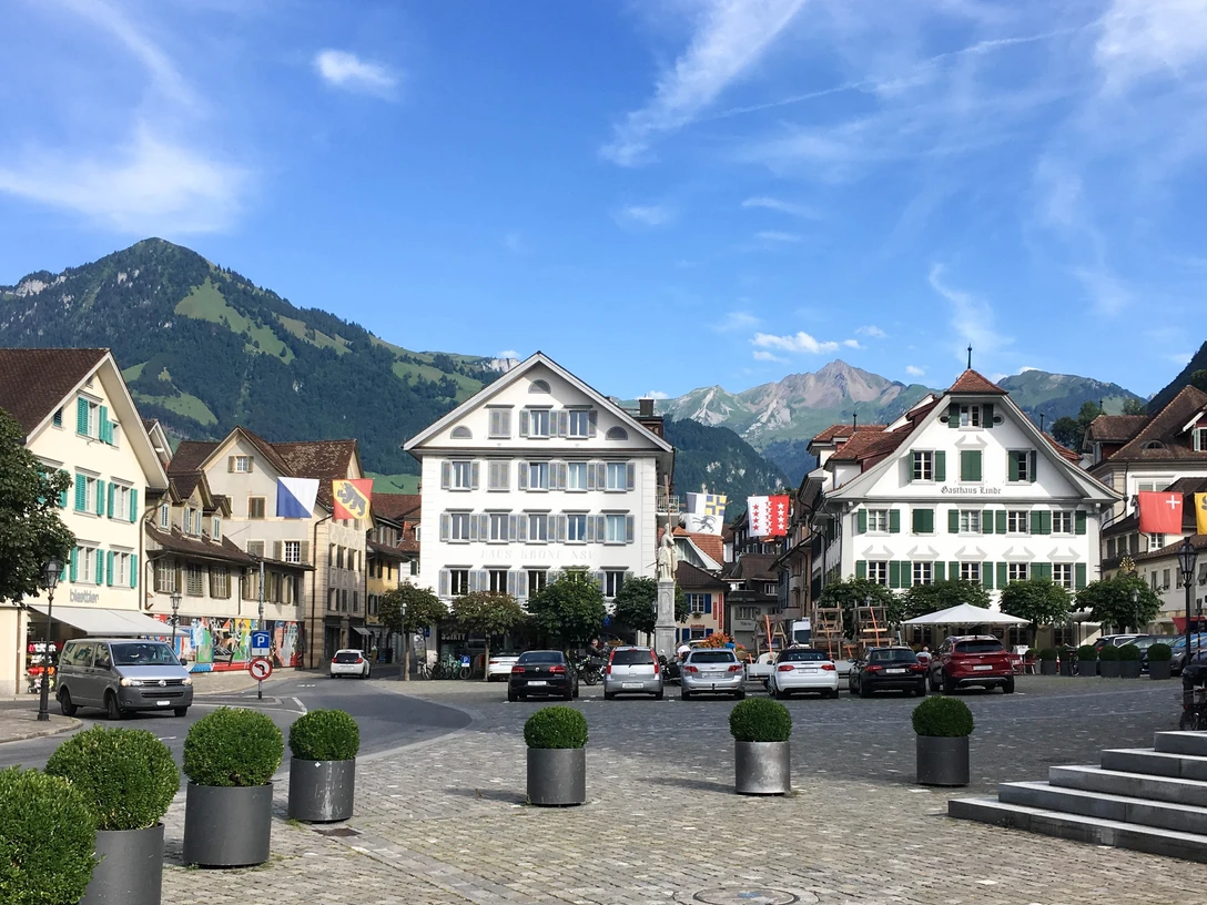 Stanser Dorfführung Dorfplatz StansStans village tour Stans village squareVisite guidée du village de Stans Place du village de Stans