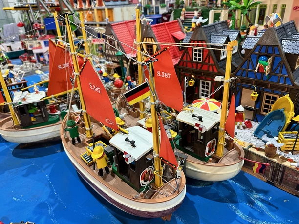 Mini Welten Lathen Modellhafen mit bunten Fischerbooten und Fachwerkhäusern in einer detailreichen Miniaturlandschaft