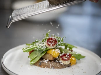 Fine Food Days Cologne Nahaufnahme von Trüffel Raspeln über einem schön angerichtetem Gourmetessen Close-up of truffle shavings being sprinkled over an artistic gourmet dish