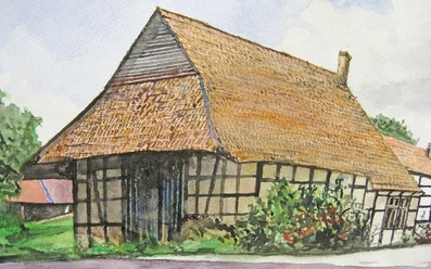 ahlsen-reineberg-heuerlingshaus-01.jpg Heuerlingshaus aus Fachwerk mit Reetdach in ländlicher Umgebung, umgeben von grüner Vegetation.