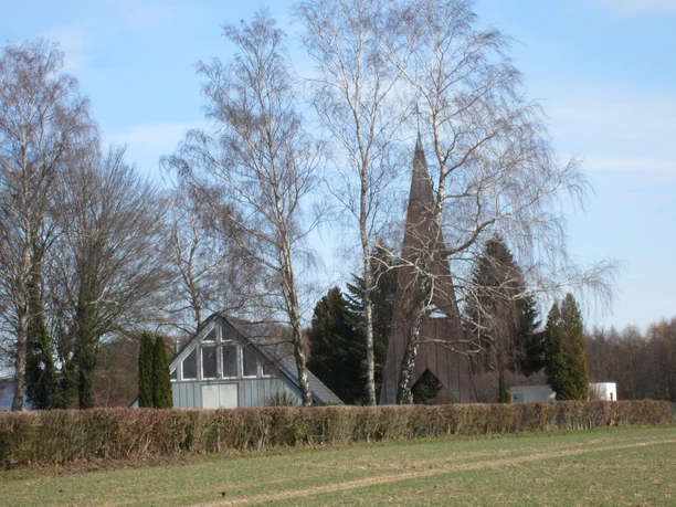 buettendorf-friedhofskapelle.JPG Eine Friedhofskapelle mit spitzem Turmdach, umgeben von kahlen Bäumen auf einem ländlichen Areal.