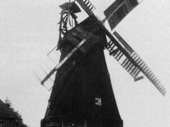 buettendorf-windmühle-buettendorf-01.jpg Historische Windmühle in Büttendorf, Niedersachsen, mit eindrucksvollen Flügeln und Fachwerkbau.