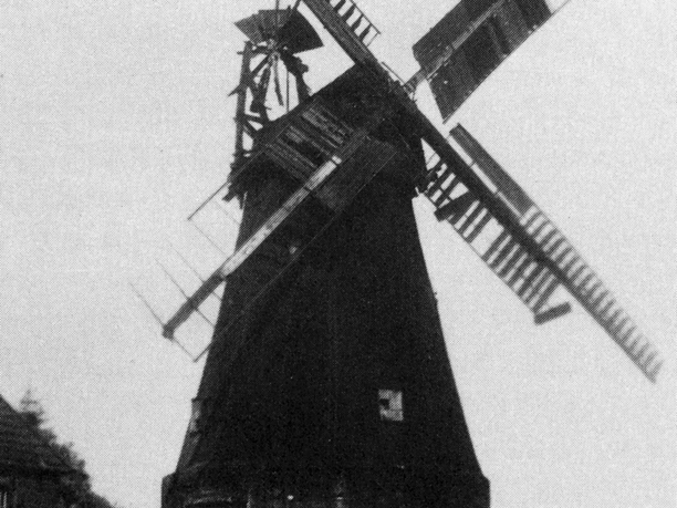 buettendorf-windmühle-buettendorf-01.jpg Historische Windmühle in Büttendorf, Niedersachsen, mit eindrucksvollen Flügeln und Fachwerkbau.