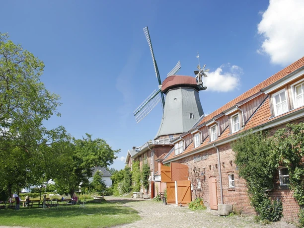 Mühlencafé im Gebäude der Mühle von Rönn Blick auf das Mühlencafé und die Mühle von Rönn im Sommer