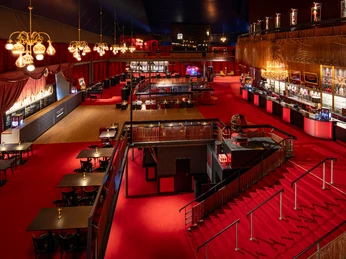 03_MDK_Foyer2 großes Foyer mit mehreren Bars, Kronleuchtern und Sitzgelegenheiten, Boden und Vorhänge in rotLarge foyer with several bars, chandeliers and seating, floor and curtains in red