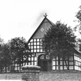 holsen-hof-sielermann.jpg Historischer Fachwerkhof, umgeben von Bäumen, mit Satteldach und mehreren großen Fenstern, ländlich gelegen.